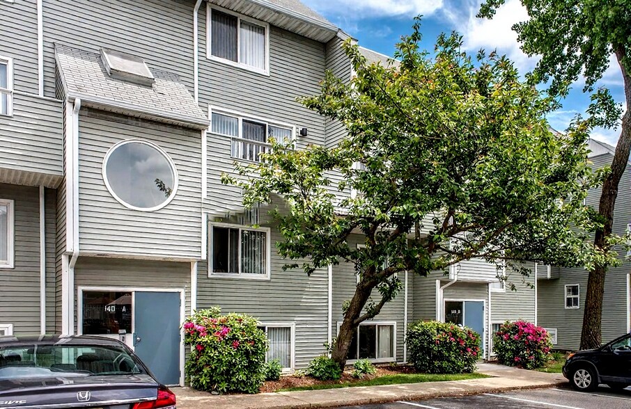 Building Photo - 142 North Beacon St