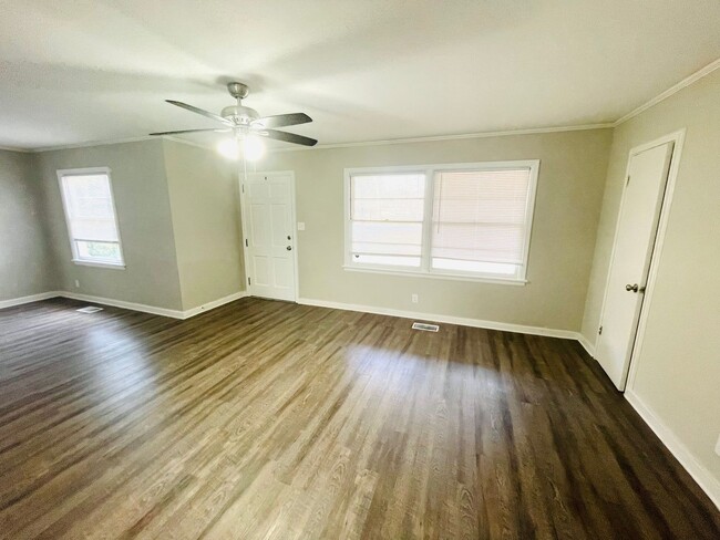 Building Photo - ** 3 Bed 2 Bath located in Edgewood ** Cal...