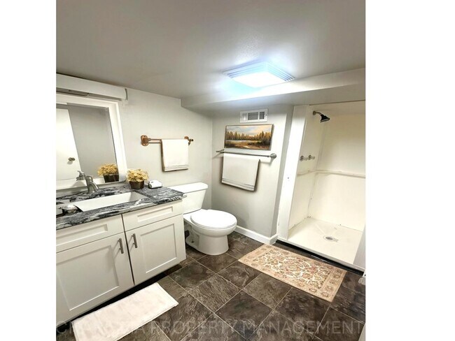 Building Photo - 917 Plex