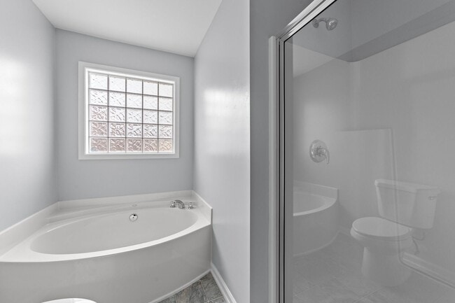 Building Photo - Gorgeous 3 Bedroom Home, with Updated Kitchen, LVP Floors, Fenced Yard, Premium Finishes, Pet Fri...