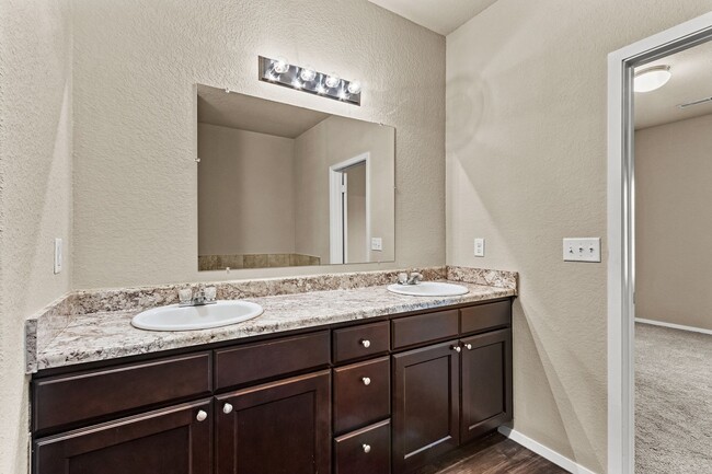 Building Photo - Beautiful home Located in desirable west F...