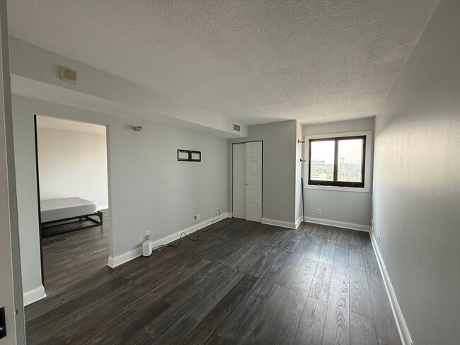 Building Photo - Modern 1 Bedroom Apartment With Stunning C...