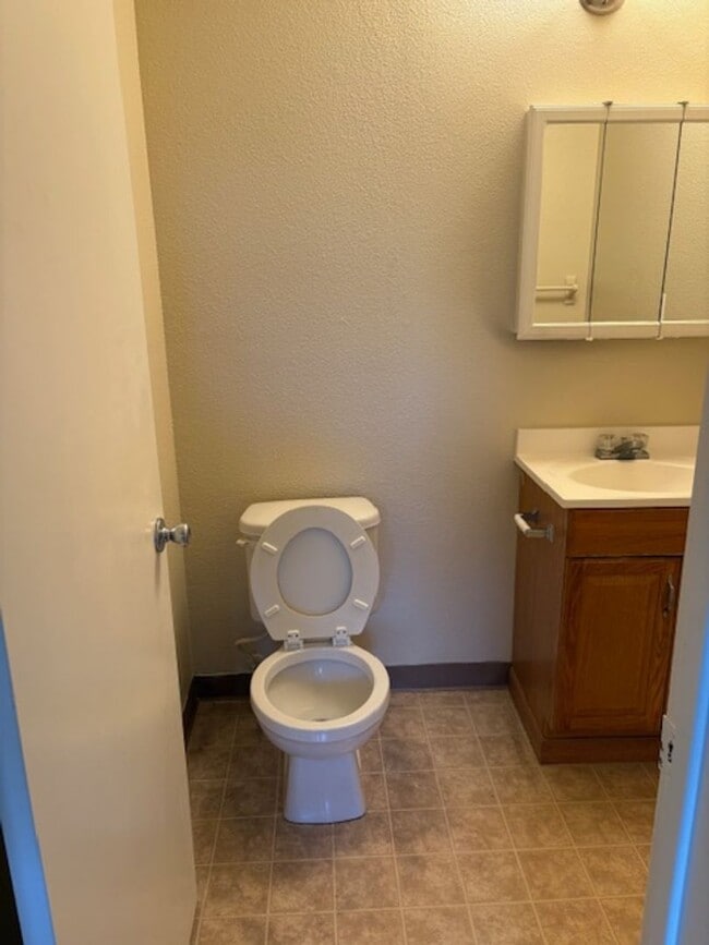 Building Photo - Single story, 3 bed 1.5 bath home.