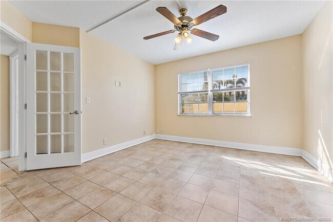 Building Photo - 1537 SE Royal Green Cir
