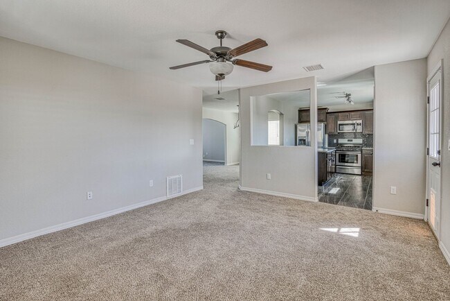 Building Photo - Beautiful East side House with 3 beds-2.5 ...