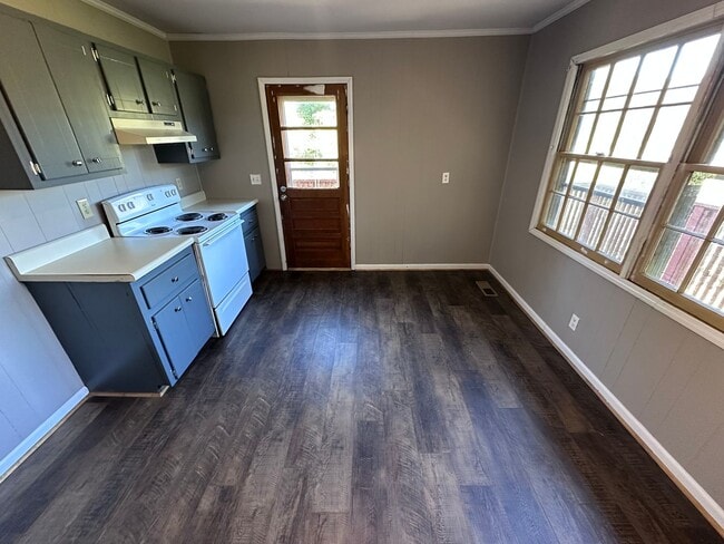 Building Photo - 3 Bedroom, 1 Bathroom- House in North Rome!