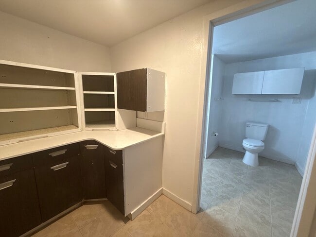 Building Photo - 809 Spruce Ave