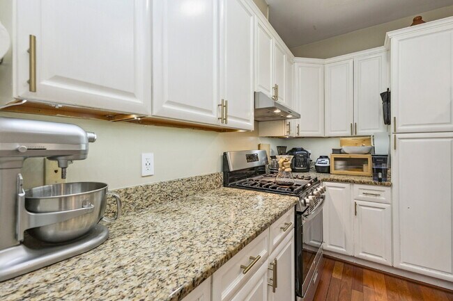 Building Photo - Nestled in the desirable Potomac Lakes com...