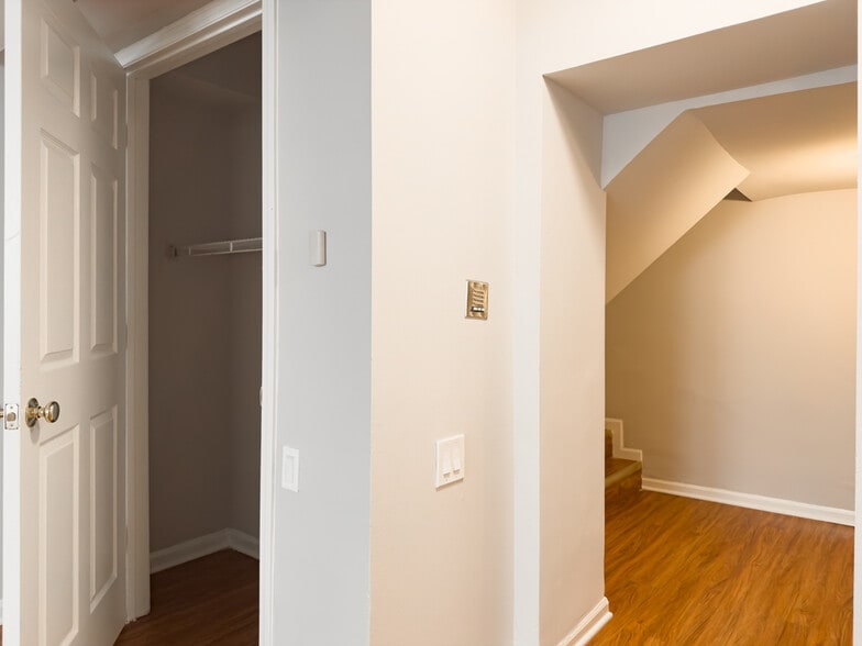 Building Photo - 5748 N Winthrop Ave