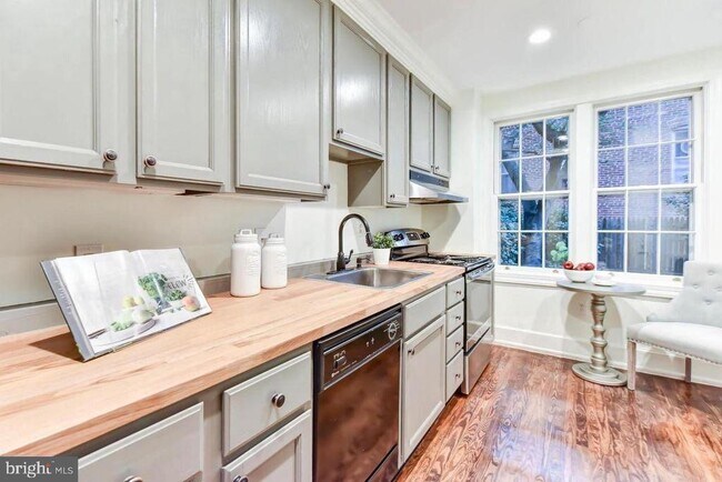 Building Photo - 106 7th St SE