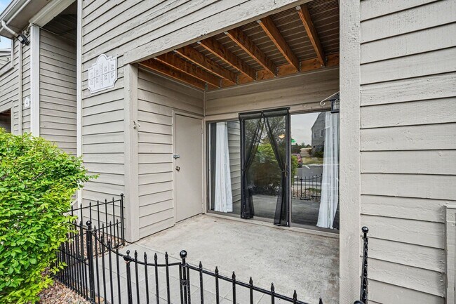 Building Photo - Updated 2 Bedroom 2 Bathroom Condo in Lakewood!