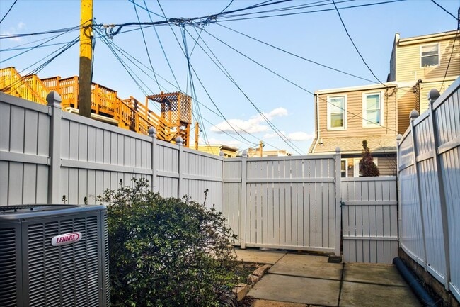 Building Photo - 1435 Covington St