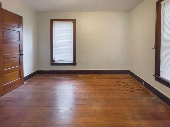 Building Photo - PRELEASING for AUGUST! Close to Campus: Washer and Dryer Included