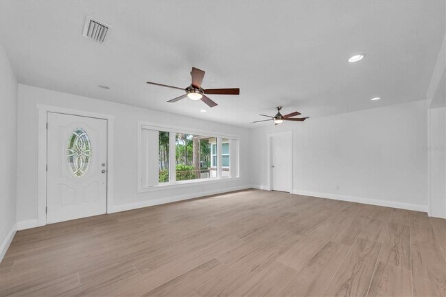 Building Photo - 907 Narcissus Ave