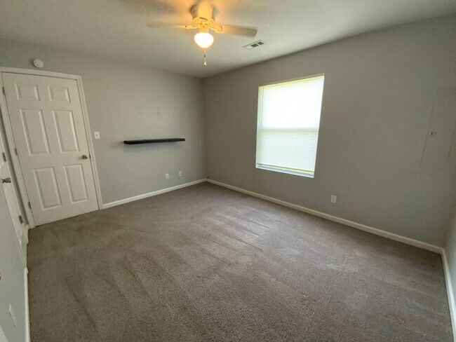 Building Photo - 4623-4623 W Bainbridge Dr