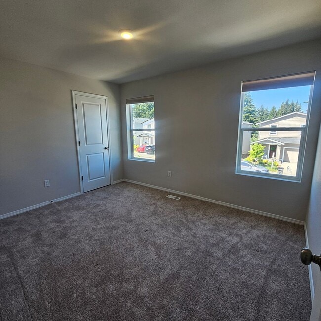 Building Photo - Move-In Ready 3 Bed, 2.5 Bath Home in Desirable Port Orchard Neighborhood