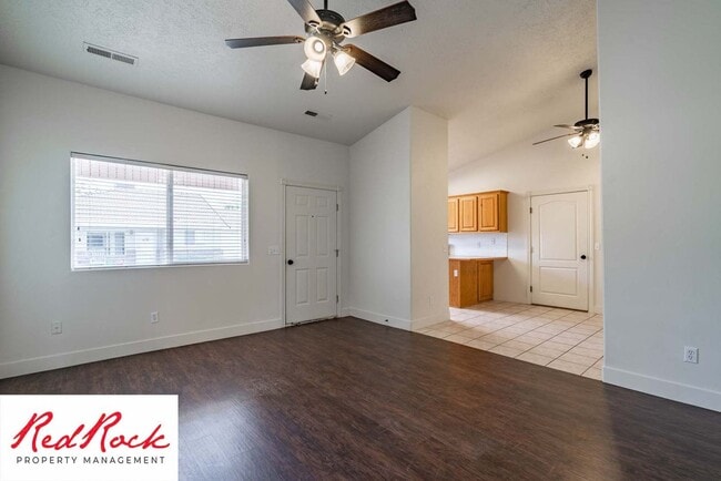 Building Photo - Spacious 3-Bed, 2-Bath Ivins Townhome – Do...