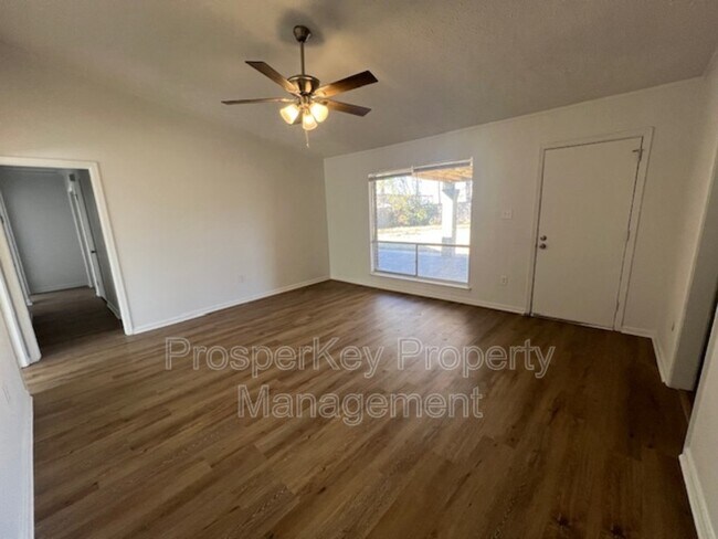 Building Photo - 2745 N Wallace Dr