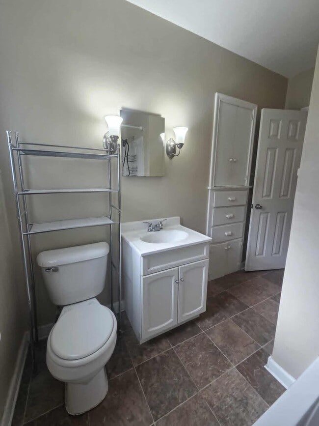 Building Photo - Spacious home for rent!