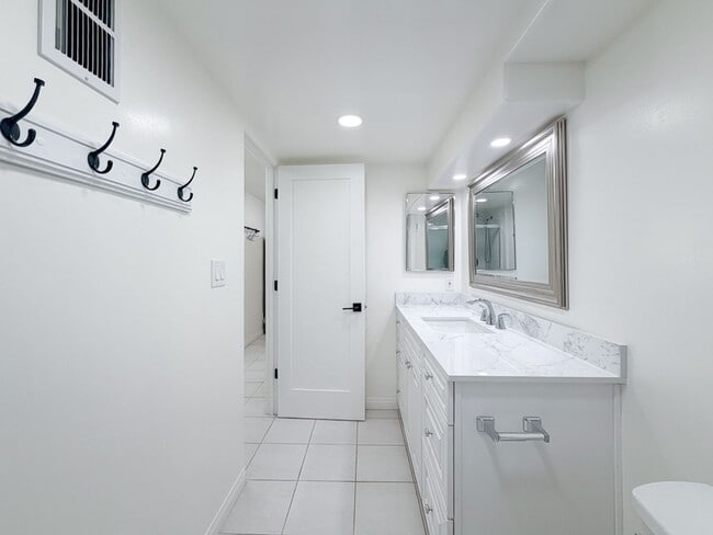 Building Photo - Lower Unit | 1 Bed 1 Bath Silverstrand | Unfurnished