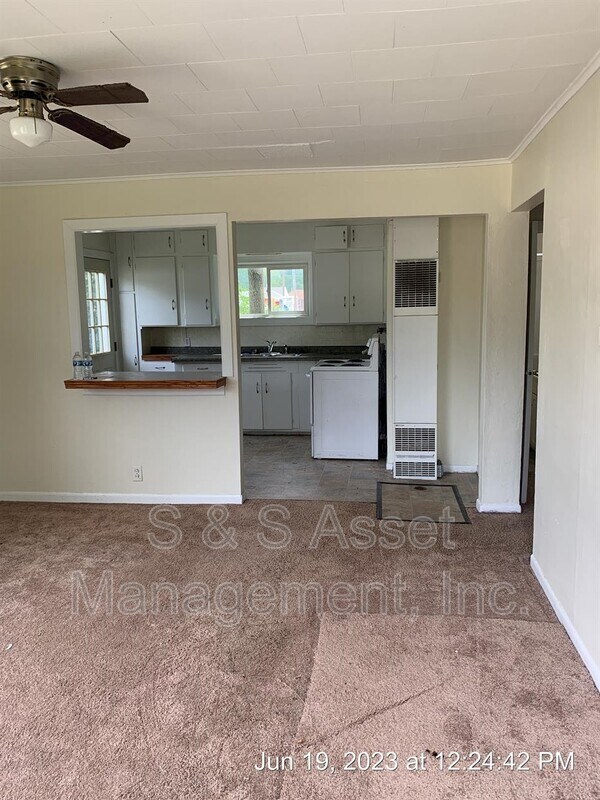 Building Photo - 3412 N Larch St