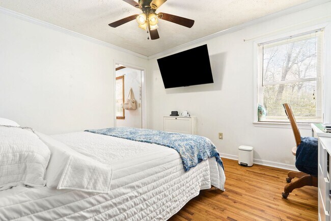 Building Photo - House in Auburn Available NOW!