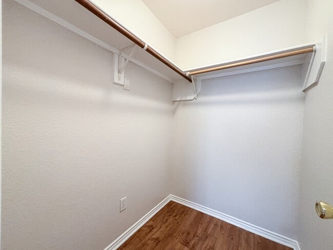 Building Photo - 105 Long Ln