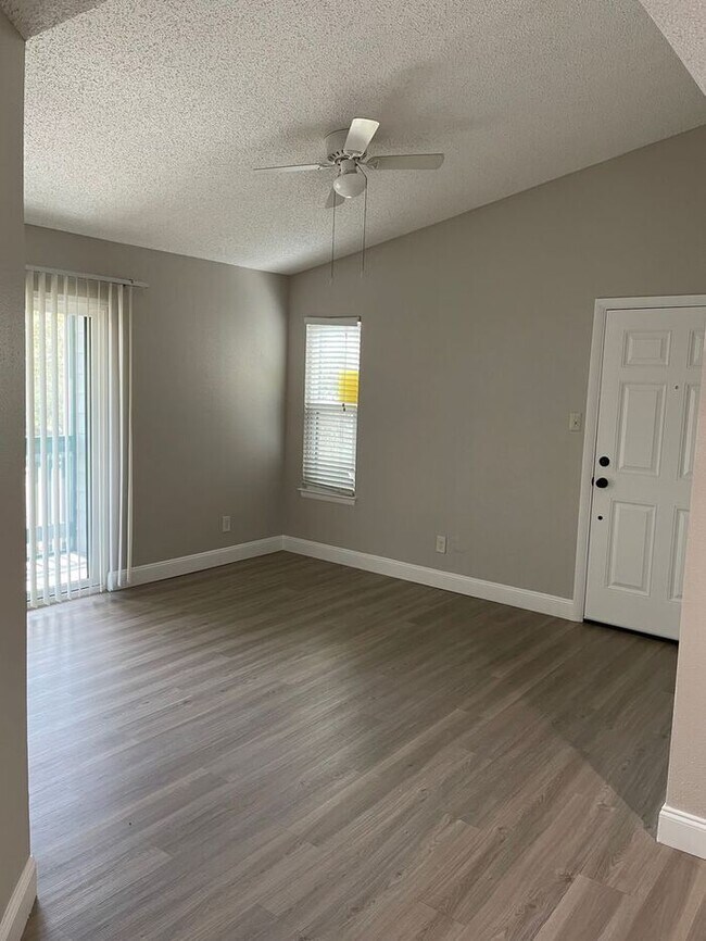 Building Photo - Wonderful 2/1 Condo - ** Move in Special HALF off your first months rent** Available Now !