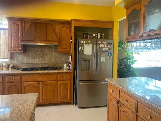 Building Photo - "Modern 5-Bedroom Sanctuary with 3 Baths and 4,353 Sq Ft of Comfort in San Bernardino!"