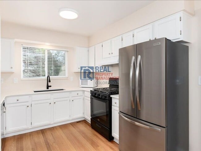 Building Photo - 1424 S Sierra Dr