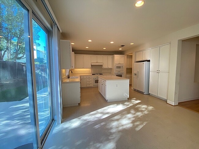 Building Photo - 1042 Tulloch Dr