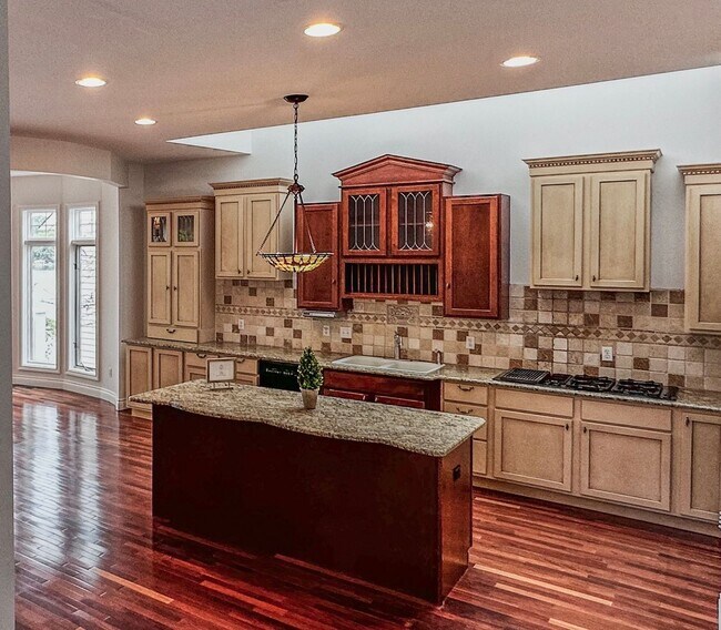 Building Photo - Lakeside Living!