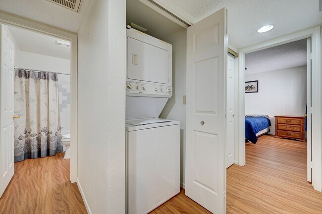 Building Photo - Move-In Ready Condo Near Summerlin!