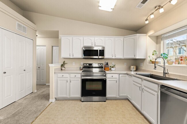 Building Photo - Westside Condo with Mountain Views, Upgrad...