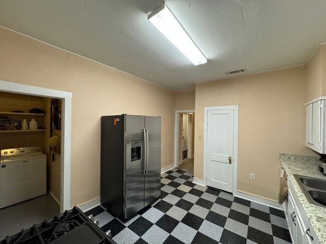 Building Photo - Cute and private....