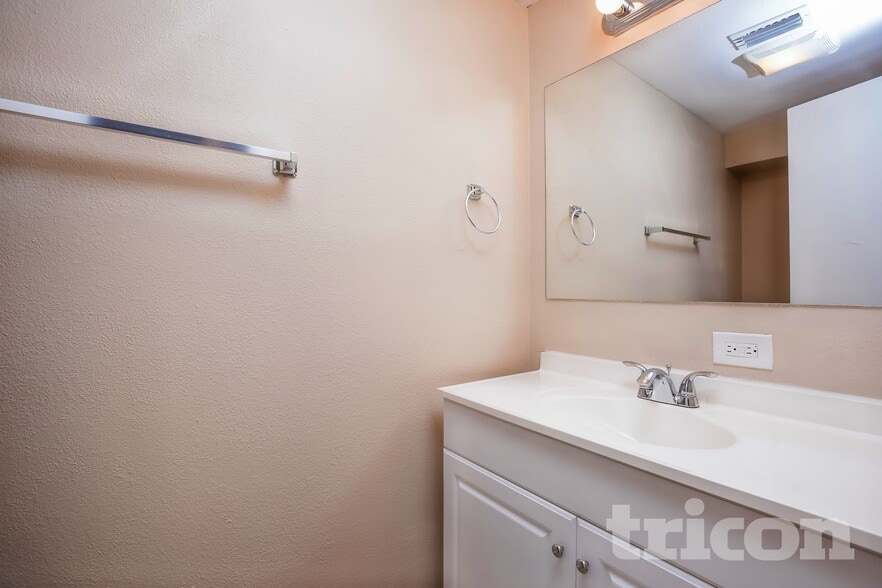 Building Photo - 710 Westbrook Ave