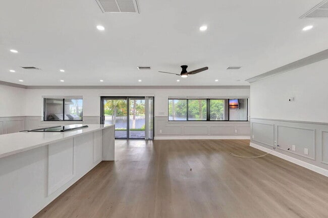 Building Photo - 400 Venice Dr