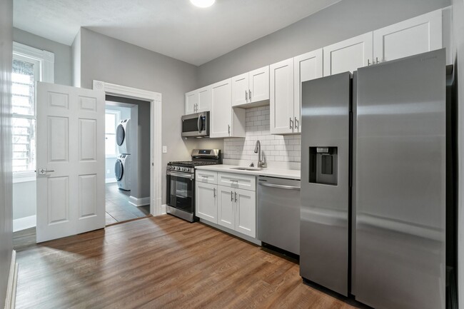 Building Photo - Brand New Remodel - 4BR / 2BA Home in Manchester - In-Unit Laundry, Convenient Location - Availab...