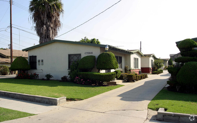Building Photo - 13908-13930 Budlong Ave