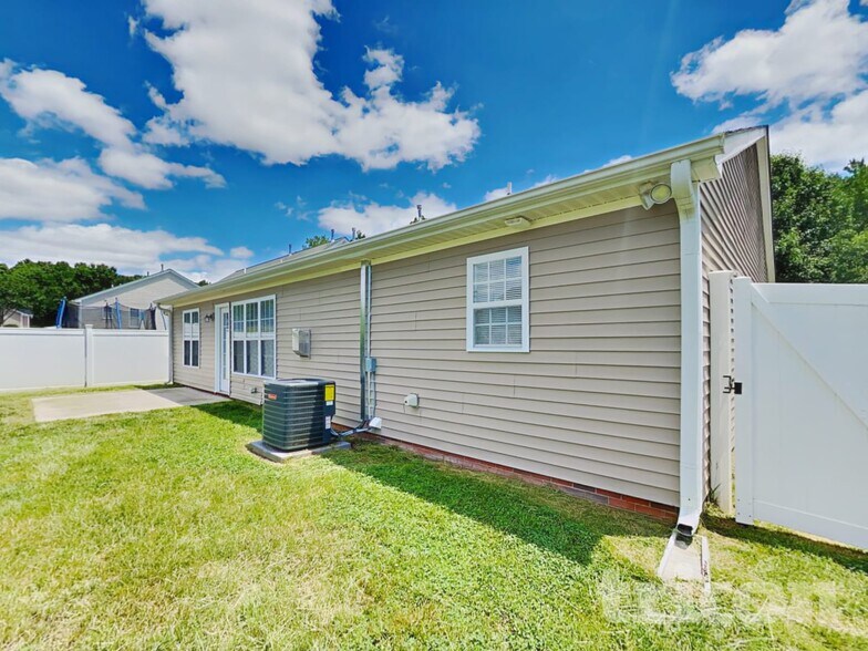 Building Photo - 4012 Eastside Ct