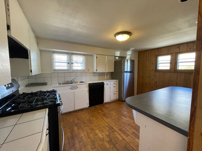 Building Photo - Adorable 2BR Carriage House Minutes from Downtown Mpls!