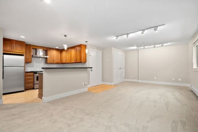 Building Photo - Fabulous Urban Retreat Condo in Celebrated...