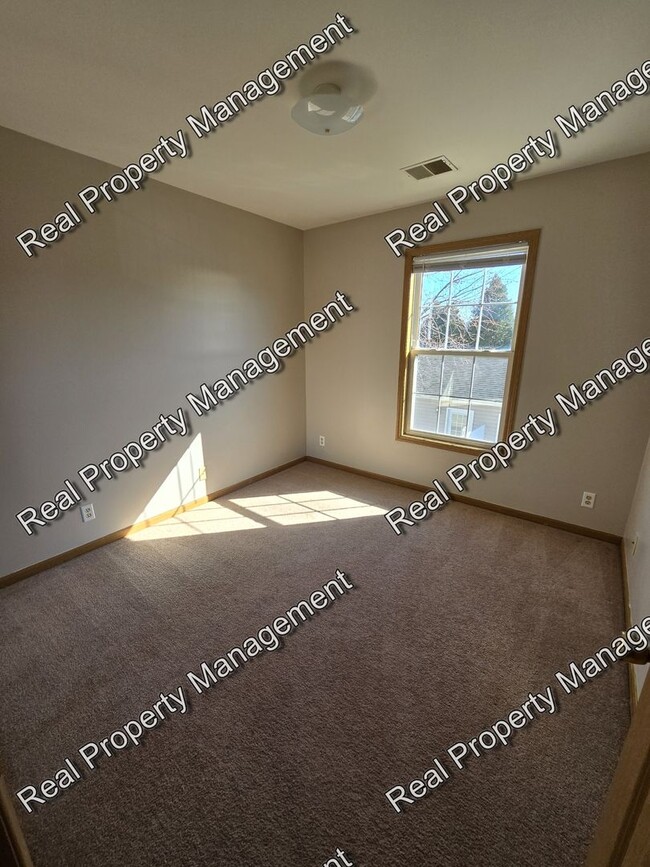 Building Photo - Spacious Three Bedroom Townhome