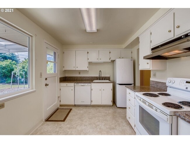 Building Photo - SE 3 Bed | 1 Bath | Expansive Backyard | P...