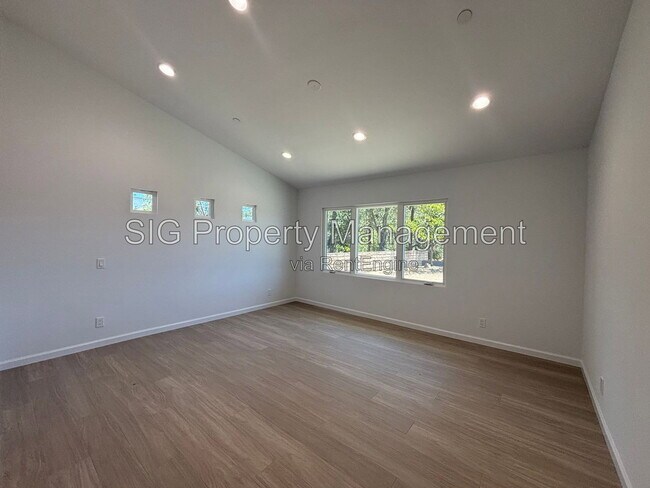 Building Photo - 2230 Sherwood Pl