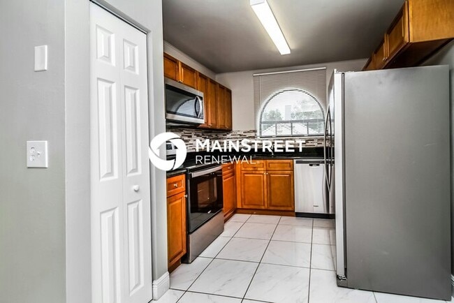 Building Photo - 3 Bedroom Pet-Friendly Home in APOPKA, FL with Main Street Renewal
