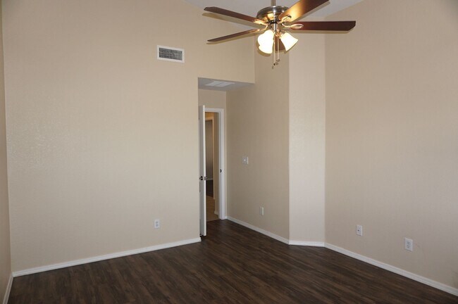 Building Photo - Popular Location, 3Bdm 2Ba Home