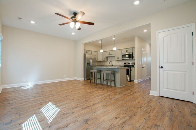 Building Photo - Pet Friendly Two Bedroom!