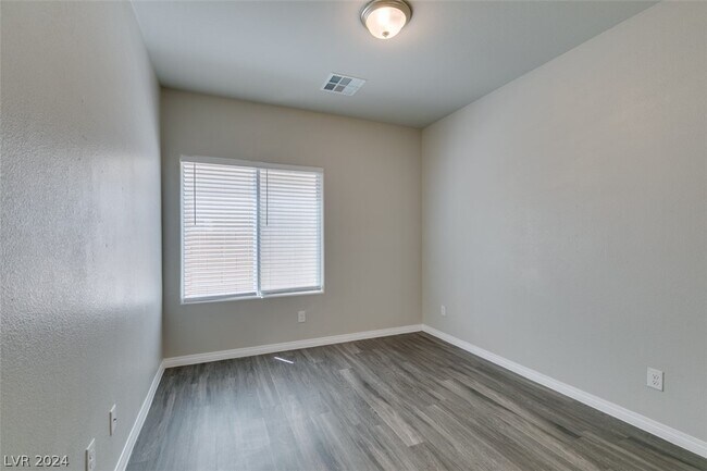 Building Photo - 945 Willow Berry Ave
