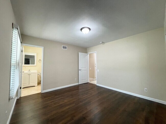 Building Photo - Stunning 4+2 West Hills Home Completely Redone!